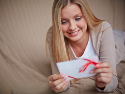 charming-woman-reading-love-letter_1098-2814